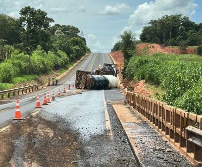 Imagem da notícia Carreta com 10 mil litros de diesel tomba e empresa é multada em R$ 74 mil em Cassilândia